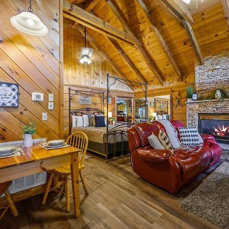 Cozy Studio Log Cabin In The Heart Of Pigeon Forge. Hot Tub. Honeymoon! Sleeps 2 Villa Ngoại thất bức ảnh