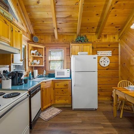 Cozy Studio Log Cabin In The Heart Of Pigeon Forge. Hot Tub. Honeymoon! Sleeps 2 Villa Ngoại thất bức ảnh