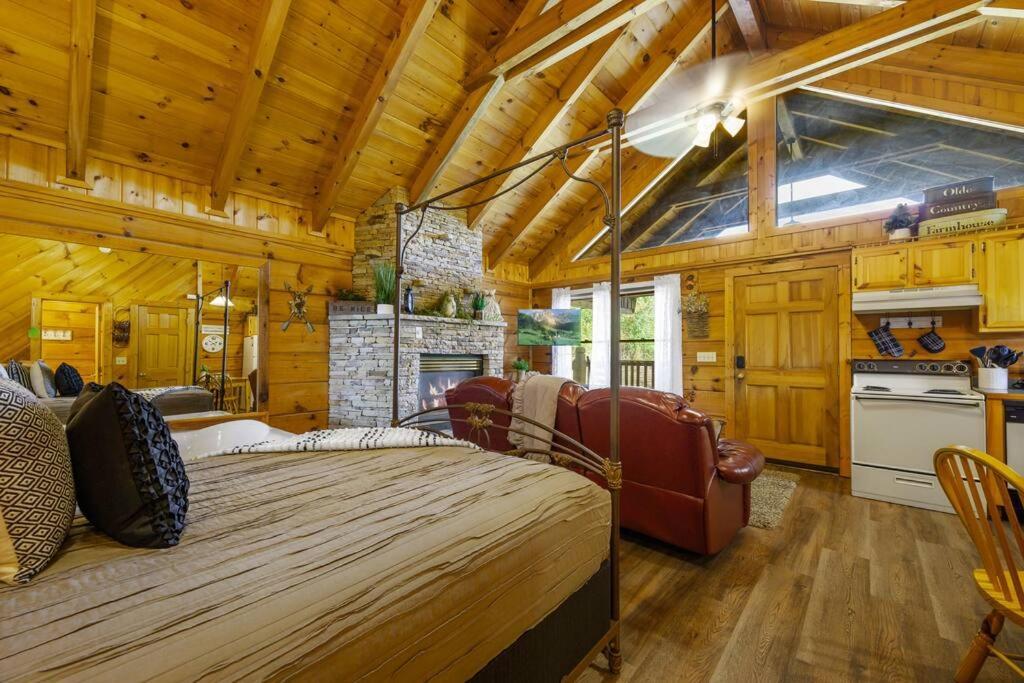 Cozy Studio Log Cabin In The Heart Of Pigeon Forge. Hot Tub. Honeymoon! Sleeps 2 Villa Ngoại thất bức ảnh